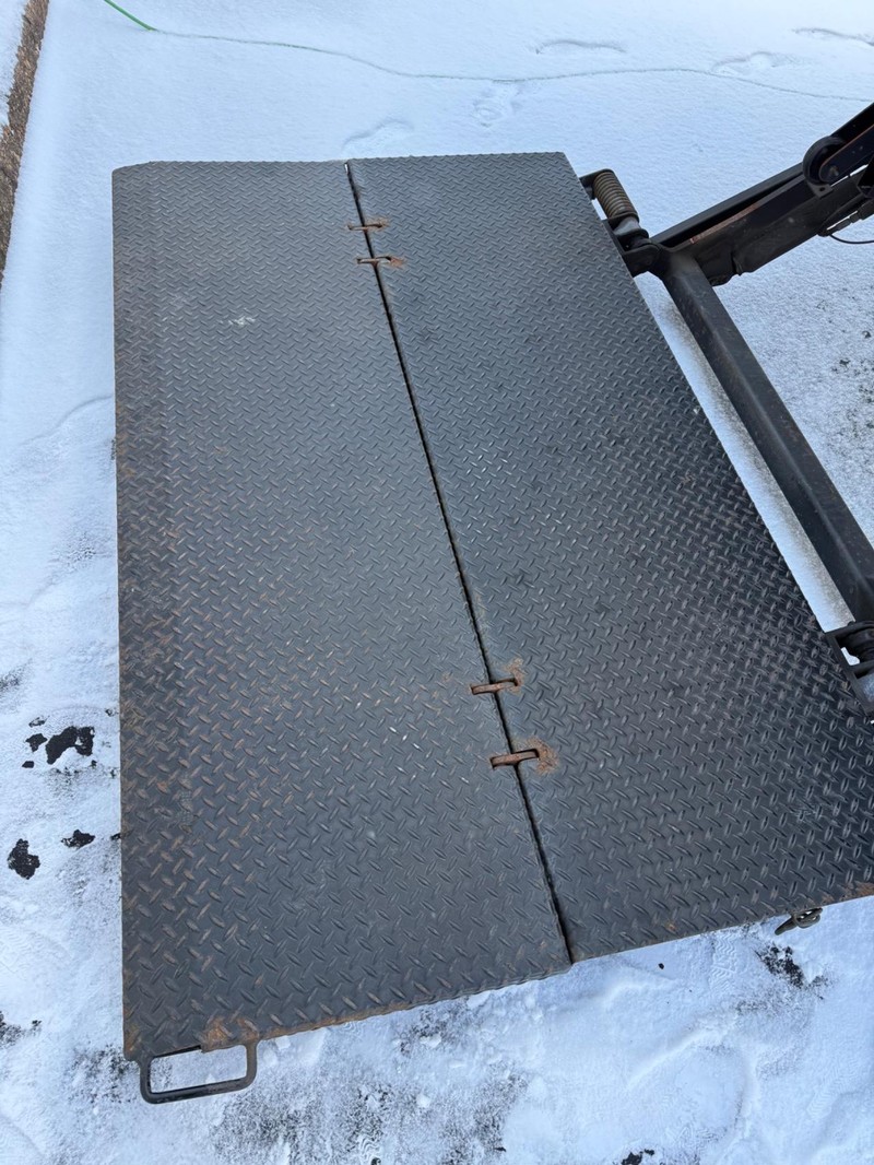 Freightliner M2 106 Vehicle Full-screen Gallery Image 18