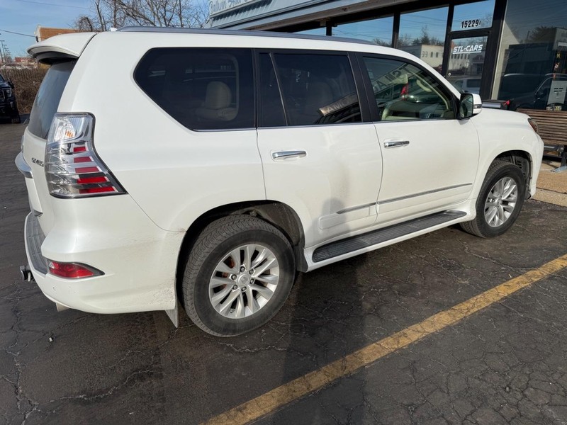 Lexus GX 460 Vehicle Full-screen Gallery Image 3