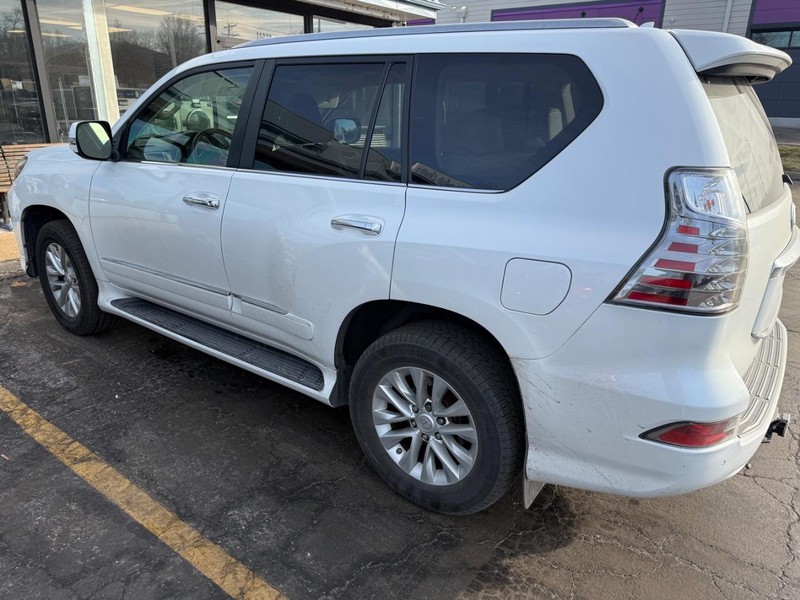 Lexus GX 460 Vehicle Full-screen Gallery Image 4