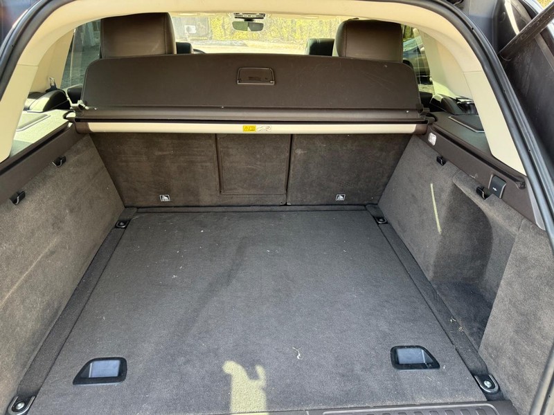 Land Rover Range Rover Sport Vehicle Full-screen Gallery Image 6