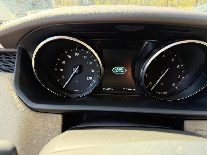 Land Rover Range Rover Sport Vehicle Full-screen Gallery Image 9