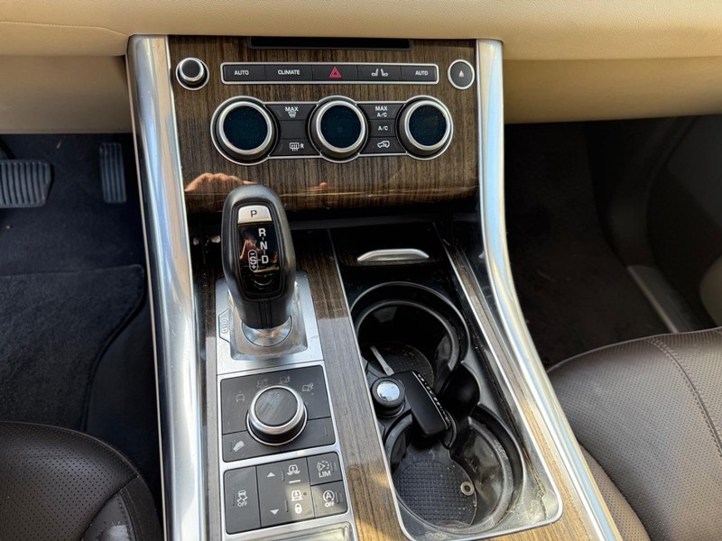 Land Rover Range Rover Sport Vehicle Full-screen Gallery Image 11