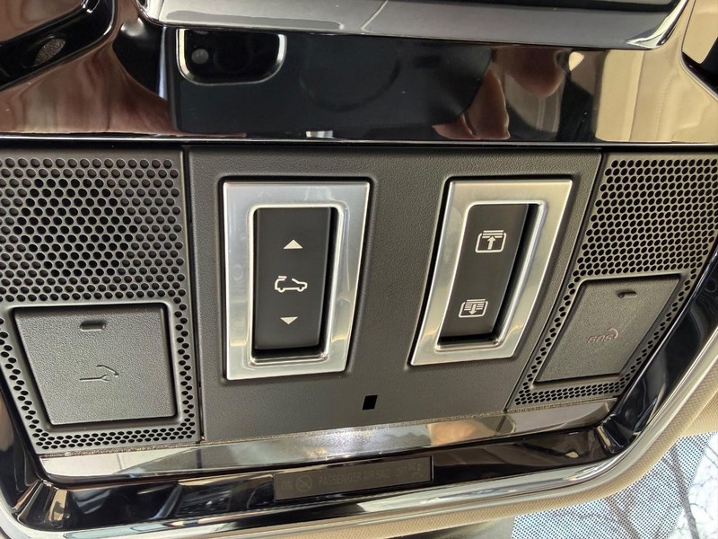 Land Rover Range Rover Sport Vehicle Full-screen Gallery Image 12