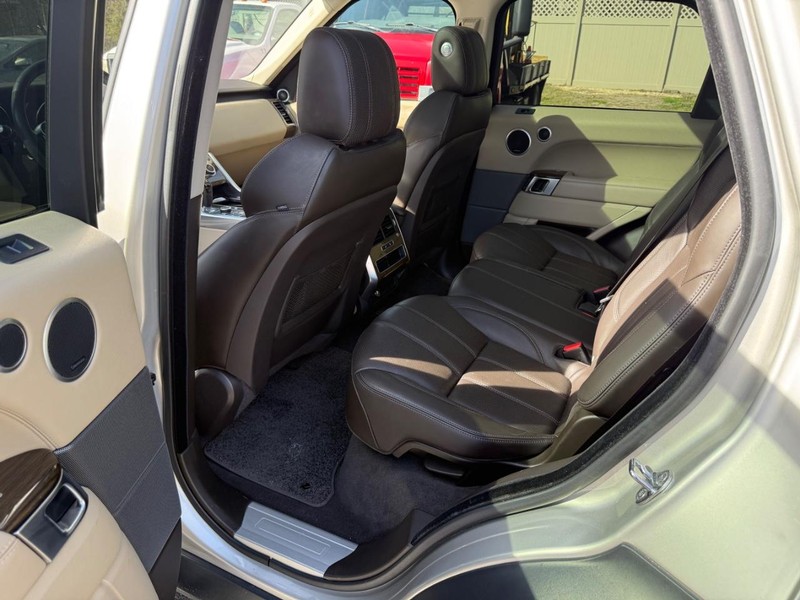 Land Rover Range Rover Sport Vehicle Full-screen Gallery Image 14