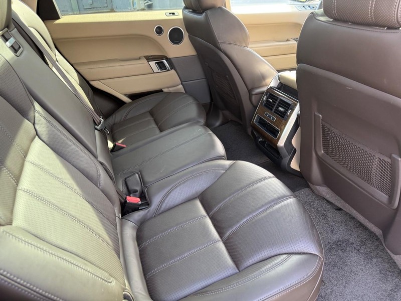 Land Rover Range Rover Sport Vehicle Full-screen Gallery Image 16