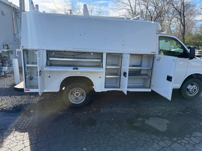 GMC Savana Commercial Cutaway Vehicle Full-screen Gallery Image 2