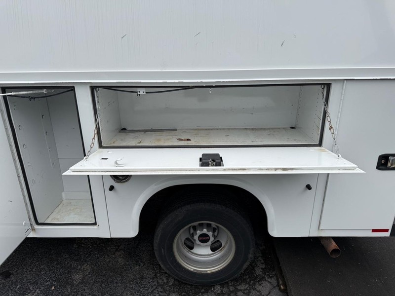 GMC Savana Commercial Cutaway Vehicle Full-screen Gallery Image 5