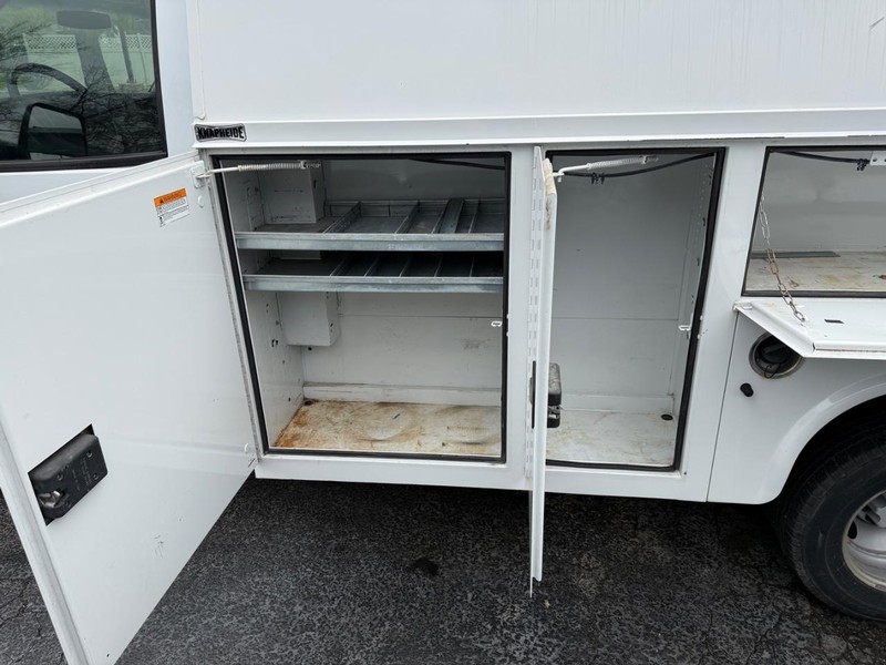 GMC Savana Commercial Cutaway Vehicle Full-screen Gallery Image 6