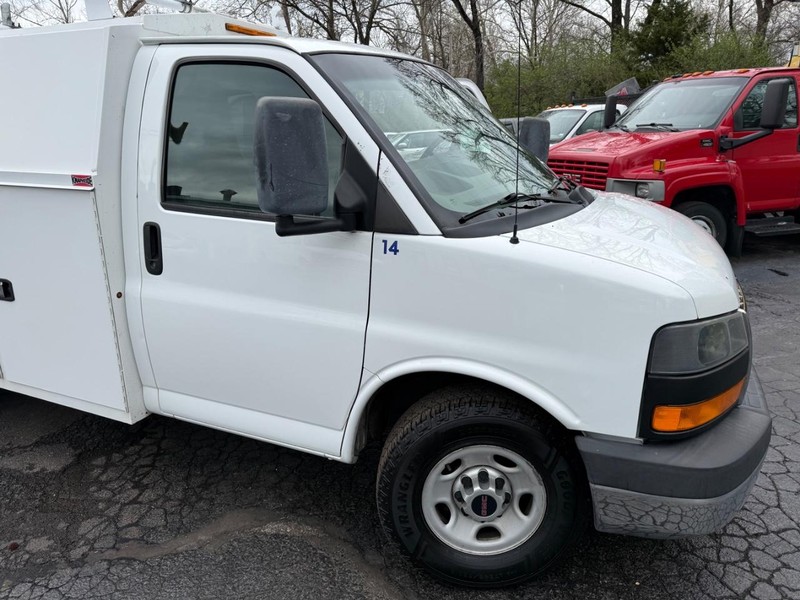 GMC Savana Commercial Cutaway Vehicle Full-screen Gallery Image 2