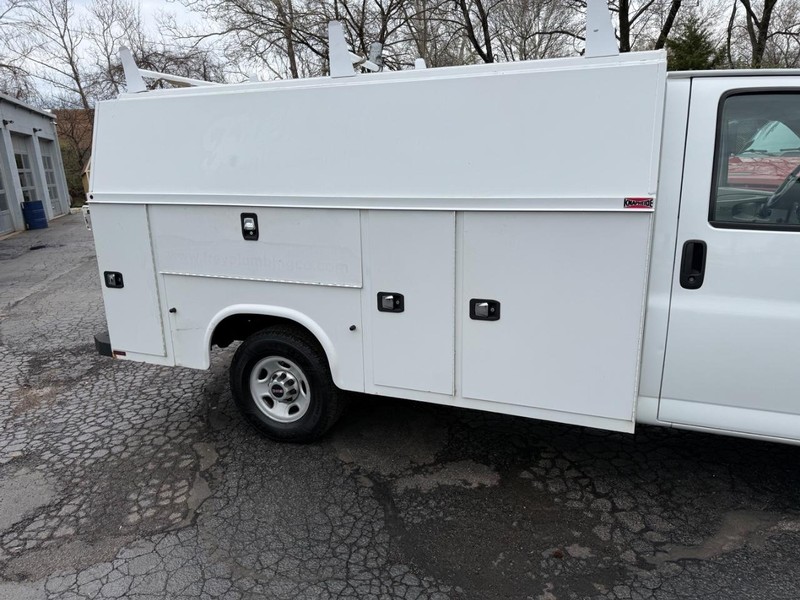 GMC Savana Commercial Cutaway Vehicle Full-screen Gallery Image 3