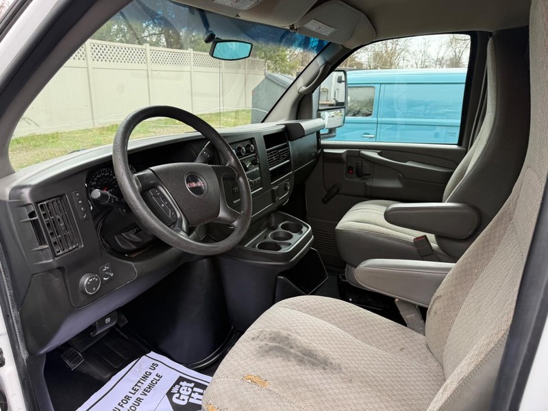 GMC Savana Commercial Cutaway Vehicle Full-screen Gallery Image 5