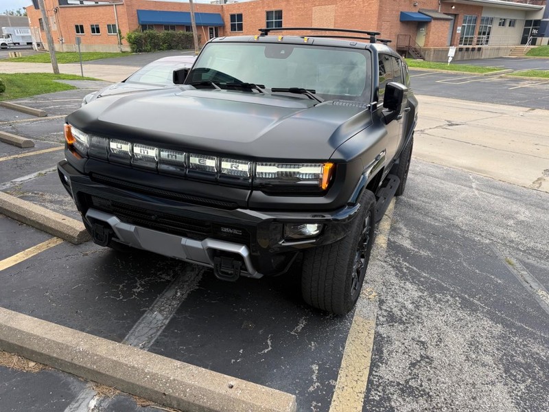 GMC HUMMER EV SUV Vehicle Full-screen Gallery Image 2