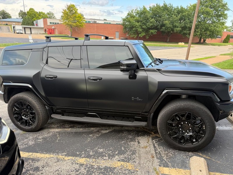 GMC HUMMER EV SUV Vehicle Full-screen Gallery Image 3
