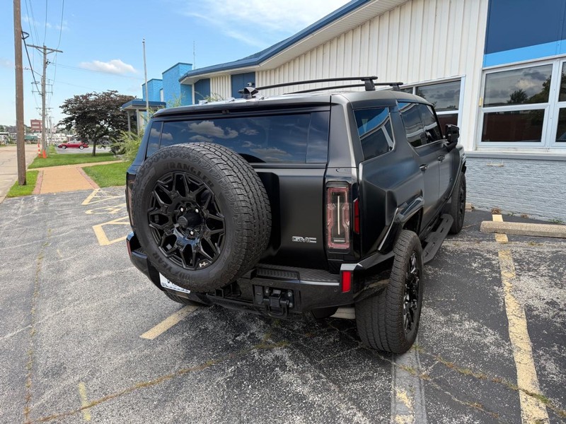 GMC HUMMER EV SUV Vehicle Full-screen Gallery Image 4
