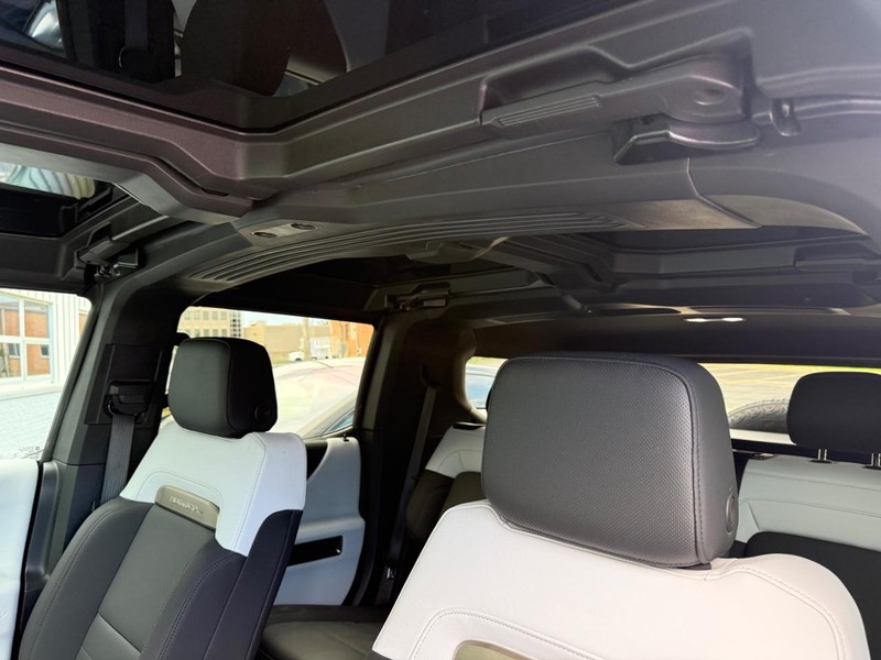GMC HUMMER EV SUV Vehicle Full-screen Gallery Image 8