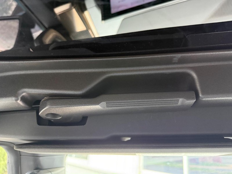 GMC HUMMER EV SUV Vehicle Full-screen Gallery Image 9