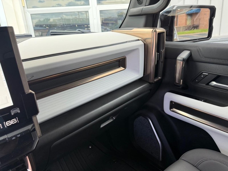 GMC HUMMER EV SUV Vehicle Full-screen Gallery Image 10