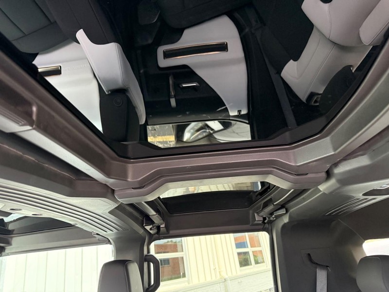 GMC HUMMER EV SUV Vehicle Full-screen Gallery Image 12