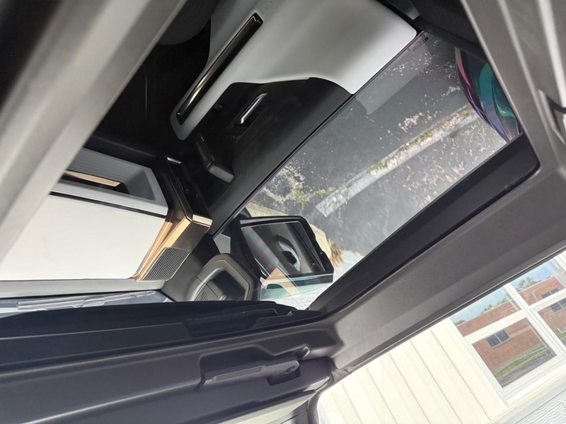 GMC HUMMER EV SUV Vehicle Full-screen Gallery Image 13