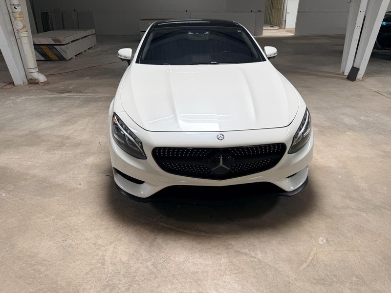 Mercedes-Benz S-Class Vehicle Full-screen Gallery Image 2