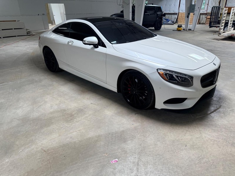 Mercedes-Benz S-Class Vehicle Full-screen Gallery Image 3