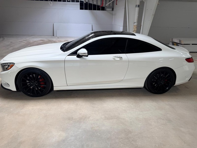 Mercedes-Benz S-Class Vehicle Full-screen Gallery Image 4