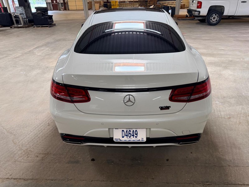 Mercedes-Benz S-Class Vehicle Full-screen Gallery Image 7