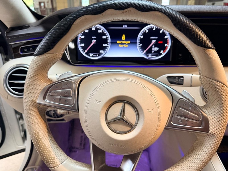 Mercedes-Benz S-Class Vehicle Full-screen Gallery Image 10