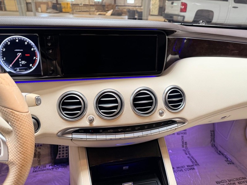 Mercedes-Benz S-Class Vehicle Full-screen Gallery Image 11
