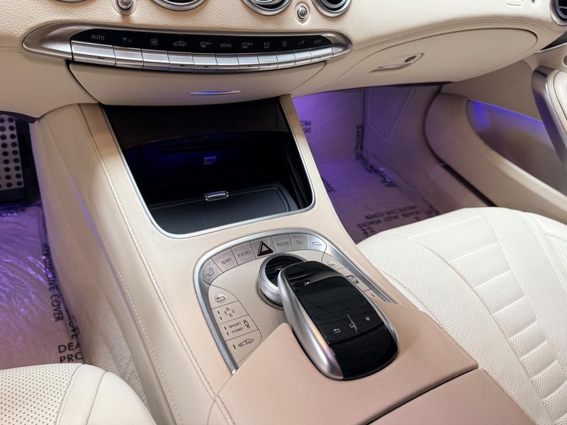 Mercedes-Benz S-Class Vehicle Full-screen Gallery Image 12