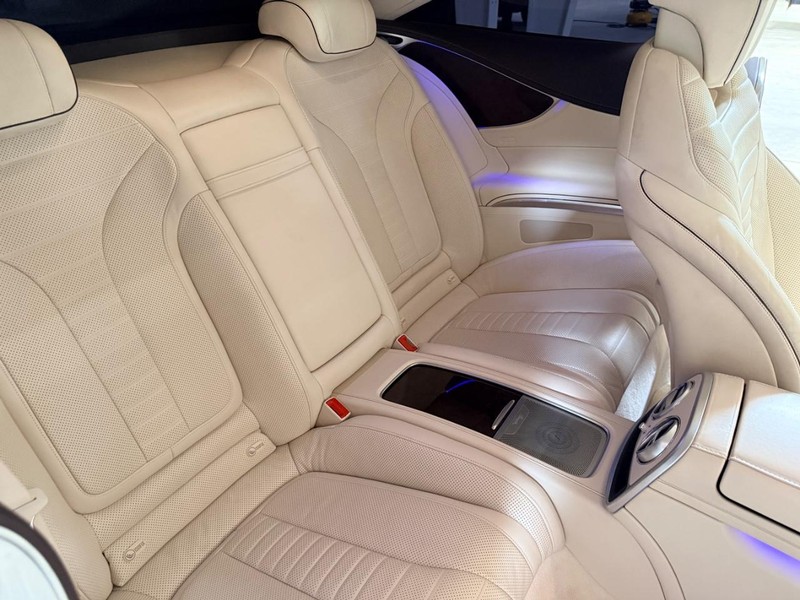 Mercedes-Benz S-Class Vehicle Full-screen Gallery Image 15