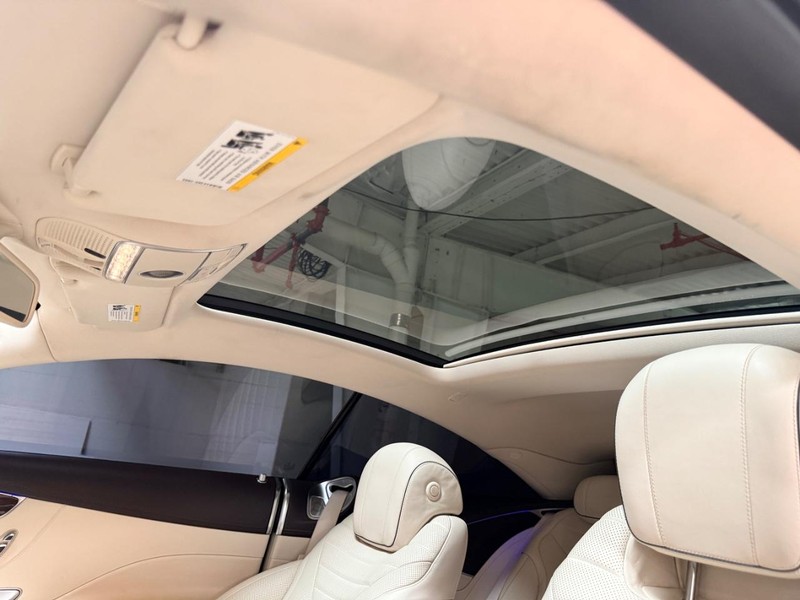 Mercedes-Benz S-Class Vehicle Full-screen Gallery Image 16