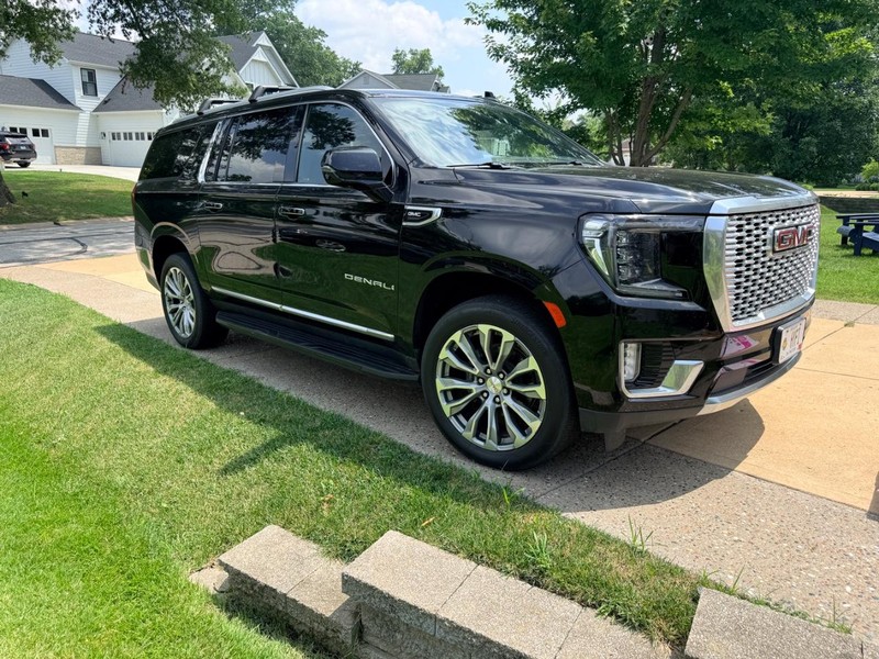 GMC Yukon XL Vehicle Full-screen Gallery Image 02