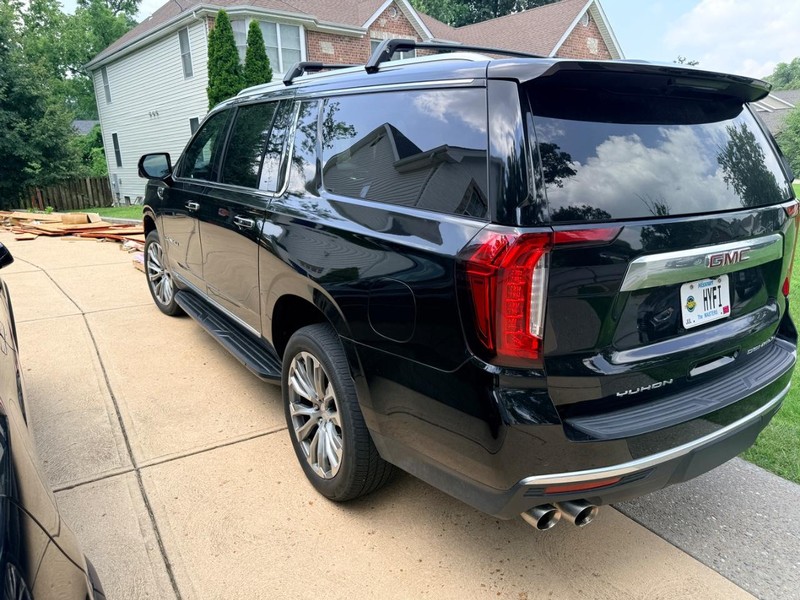 GMC Yukon XL Vehicle Full-screen Gallery Image 04