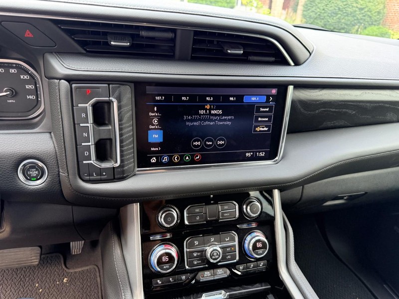 GMC Yukon XL Vehicle Full-screen Gallery Image 07