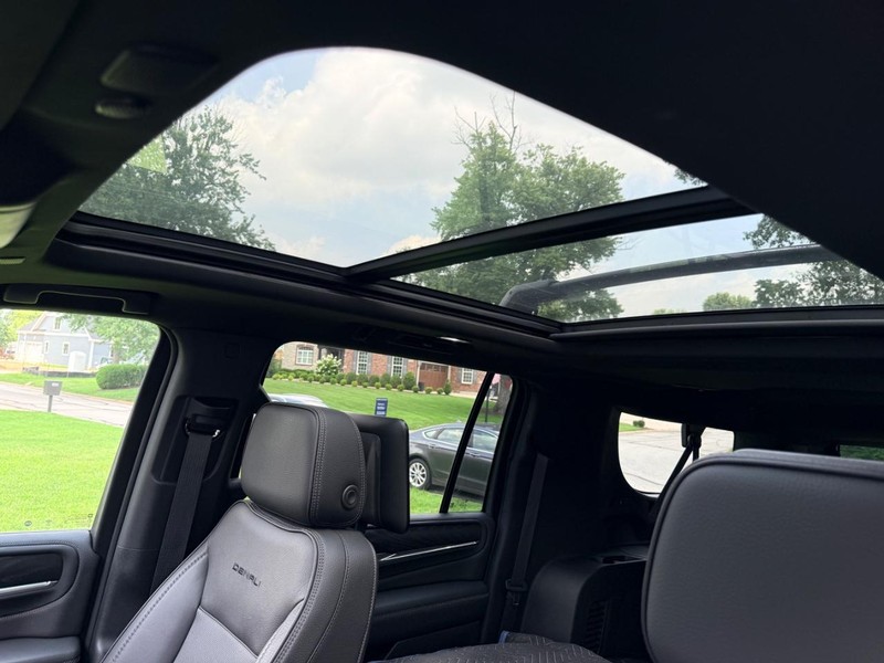 GMC Yukon XL Vehicle Full-screen Gallery Image 08