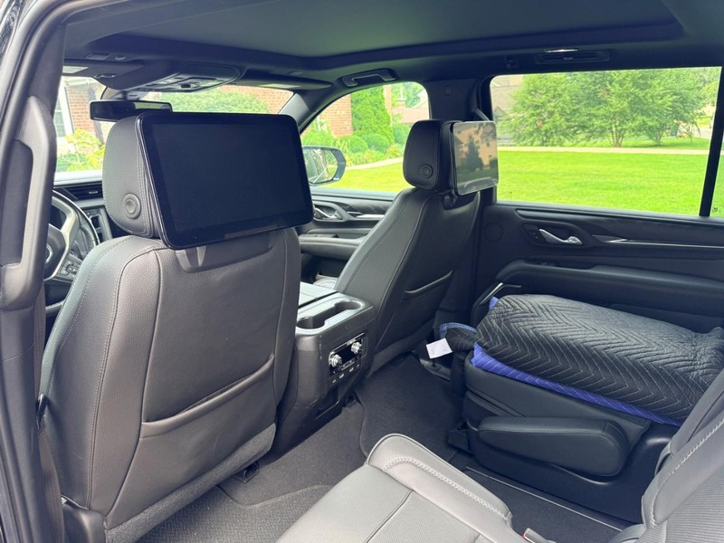 GMC Yukon XL Vehicle Full-screen Gallery Image 09