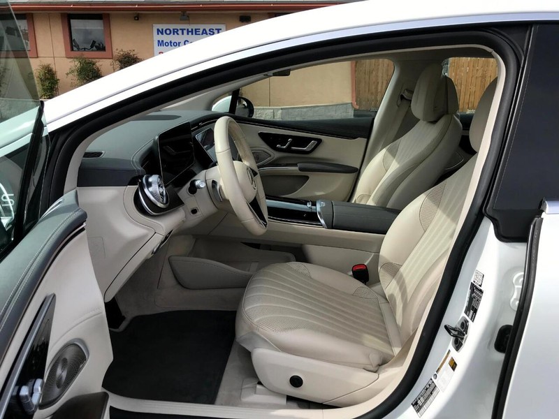 Mercedes-Benz EQS Vehicle Full-screen Gallery Image 3