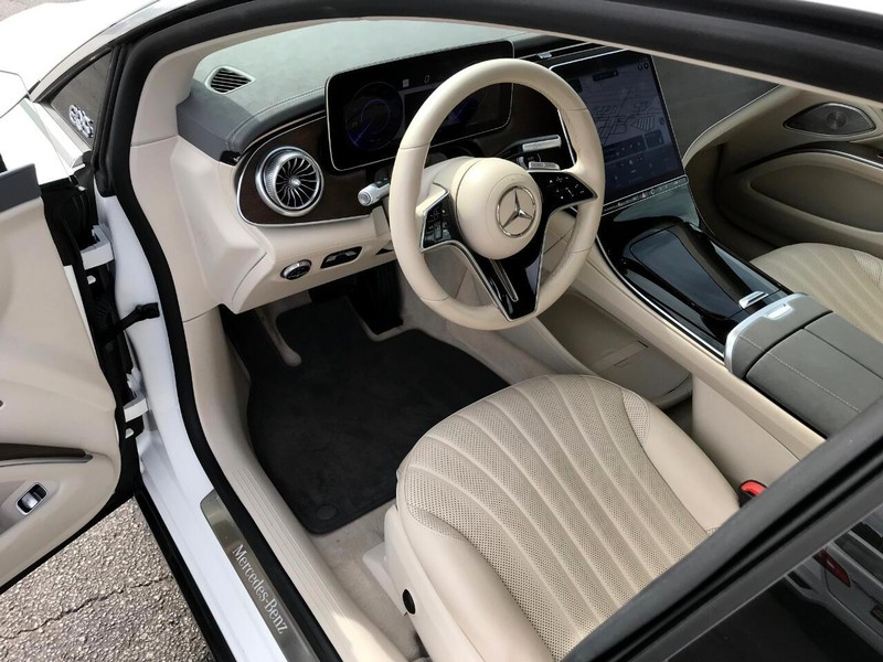 Mercedes-Benz EQS Vehicle Full-screen Gallery Image 4