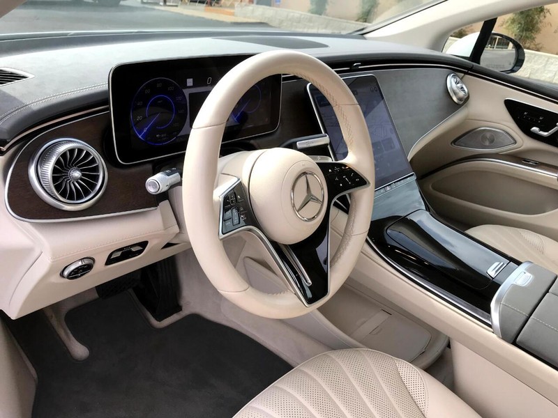 Mercedes-Benz EQS Vehicle Full-screen Gallery Image 5