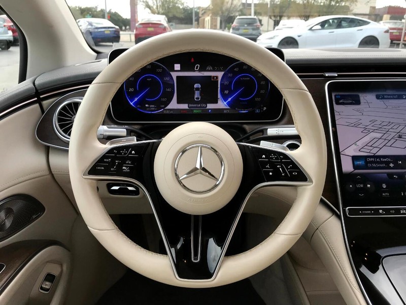 Mercedes-Benz EQS Vehicle Full-screen Gallery Image 6
