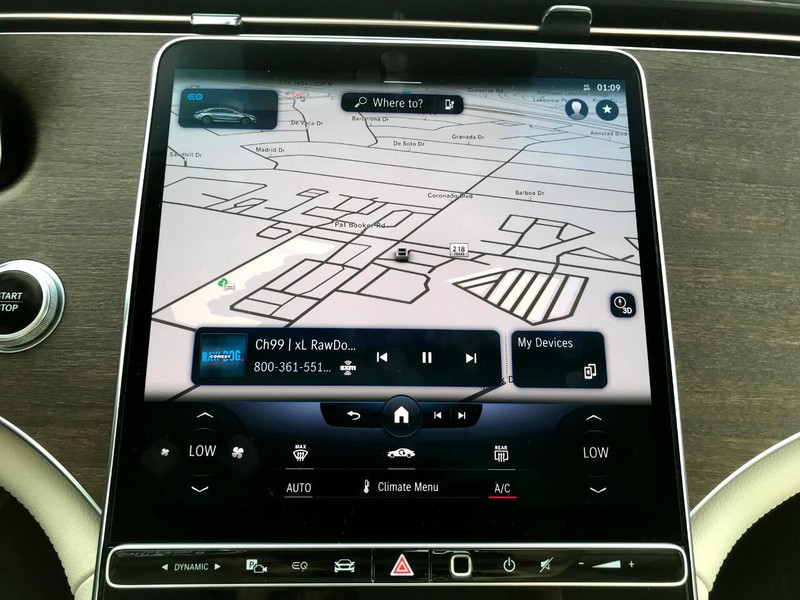 Mercedes-Benz EQS Vehicle Full-screen Gallery Image 8