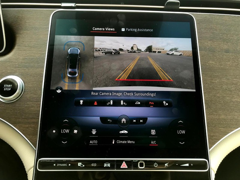 Mercedes-Benz EQS Vehicle Full-screen Gallery Image 9