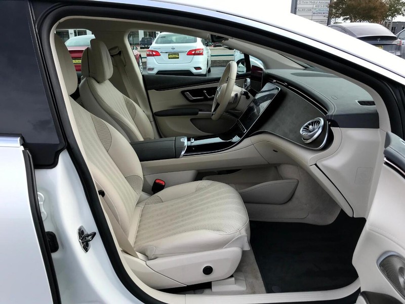 Mercedes-Benz EQS Vehicle Full-screen Gallery Image 12