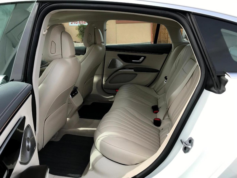Mercedes-Benz EQS Vehicle Full-screen Gallery Image 13