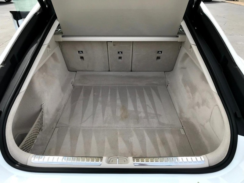 Mercedes-Benz EQS Vehicle Full-screen Gallery Image 14