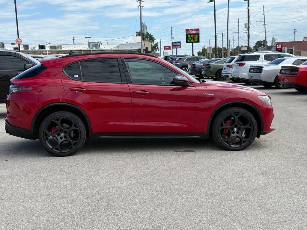 Alfa Romeo Stelvio Vehicle Full-screen Gallery Image 02