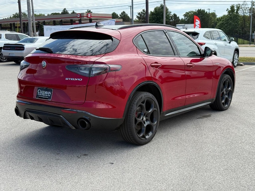 Alfa Romeo Stelvio Vehicle Full-screen Gallery Image 03