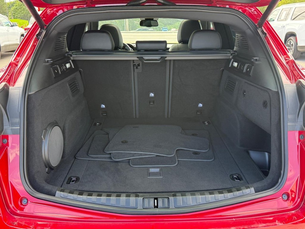 Alfa Romeo Stelvio Vehicle Full-screen Gallery Image 04