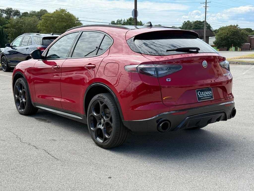 Alfa Romeo Stelvio Vehicle Full-screen Gallery Image 06